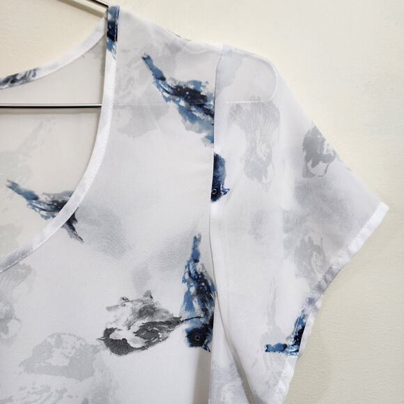 Torrid sheer short sleeve bird print shark bite hemline blouse woman's size 1X - Picture 6 of 11